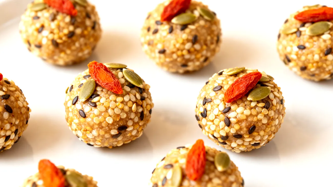 Amaranth-Quinoa-Energiebällchen mit Hanfsamen und Goji-Beeren"